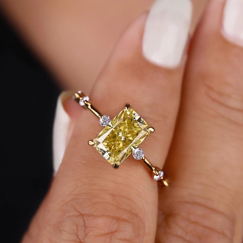 Anillo de compromiso clásico de oro amarillo de 10 quilates con diamantes cultivados en laboratorio de 2,09 quilates Foto 1 de 4