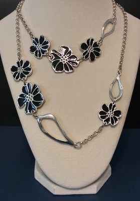 Collar largo tono plata con flores esmaltadas negras - Avenue - Joyería de moda  Foto 1 de 4