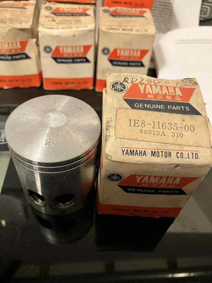 GENUINO OEM NOS YAMAHA RD200 1ST OVERSIZE + PISTÓN 0,25 MM 1E8-11635-00 ENVÍO GRATUITO Foto 1 de 1
