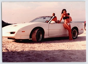 Tanga de bikini Beach Babe foto original de colección posando Pontiac Firebird transmisión automática - Imagen 1 de 5