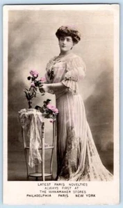 Pre-1906 RPPC WANAMAKER GRANDES ALMACENES HERMOSA MUJER POSTAL COLOREADA A MANO - Imagen 1 de 2