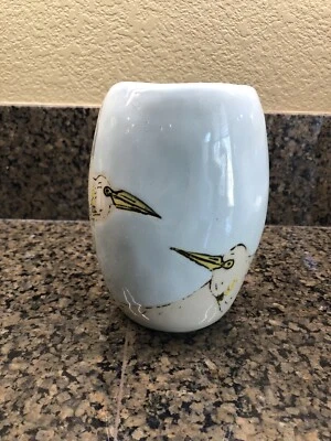 Jarrón West Elm Gemma Orkin cerámica grúa voladora esmalte azul 7 pulgadas de alto Foto 1 de 4