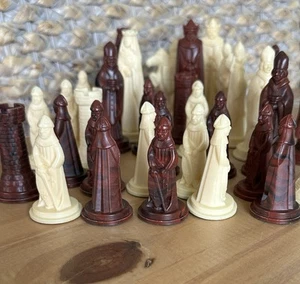 Piezas de Ajedrez Vintage Rey Arturo Estilo Medieval Ajedrez 32 Piezas (1 Extra Rojo) - Imagen 1 de 10