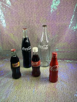 Коллекционный набор бутылок Coca-Cola — винтажное стекло и алюминий - Изображение 1 из 4