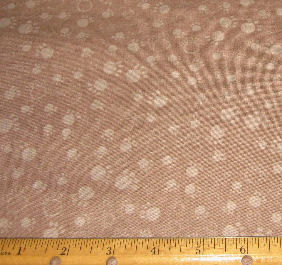1 yarda de pequeñas patas de perro cachorro en tela marrón 100 % algodón por Quilting Treasures Foto 1 de 1
