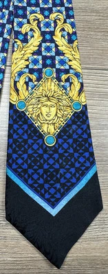 Gravata de seda masculina geométrica GIANNI VERSACE VINTAGE ANOS 90 MEDUSA BARROCA COROA DE LOUROS - Imagem 1 de 4