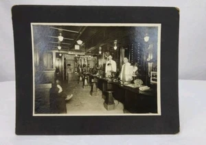 FOTOGRAFÍA DE LA DÉCADA DE 1930 DE OFICINA DE OPTOMETRISTA FOTO ANTIGUA DE CLÍNICA OFTALMOLÓGICA - Imagen 1 de 10