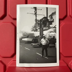 Fotografía del hombre posando USS Forrestal Navy usada 3,5 x 5 vintage 1963 - Imagen 1 de 3