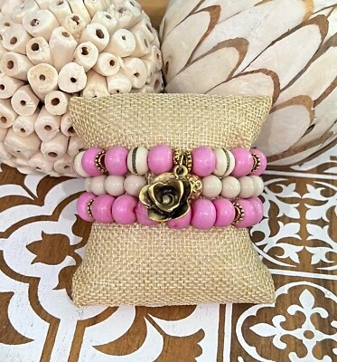 Pulseira Berloque Feminina Rosa e Dourada Rosa, Rosa e Creme Africano Frisado - Imagem 1 de 4