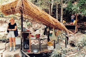 Vtg 1990s Photo Thailand Pretty Woman Tourist Man-made Shade Shelter Travel #21 - Bild 1 von 2