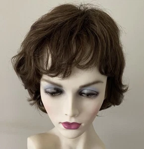 Peluca Carefree de Revlon, nogal 10R - Imagen 1 de 10