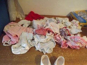 VERSCHIEDENES SET VINTAGE 1980er PUPPENKLEIDUNG Raggedy Ann KOHL PATCH Rudi Bär Hut - Bild 1 von 17