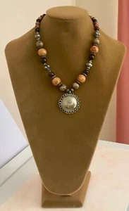INTERESTING VINTAGE NECKLACE WITH STONES & SILVERTONE PENDANT - Picture 1 of 2