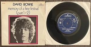 DAVID BOWIE - MEMORY OF A FREE FESTIVAL (PART 1+2) HOLLAND SOLID CENTER 7" RARE - Imagen 1 de 7