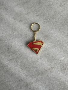 Superman Film 2025 Schlüsselanhänger in der Hand Neu AMC Theater - Bild 1 von 3