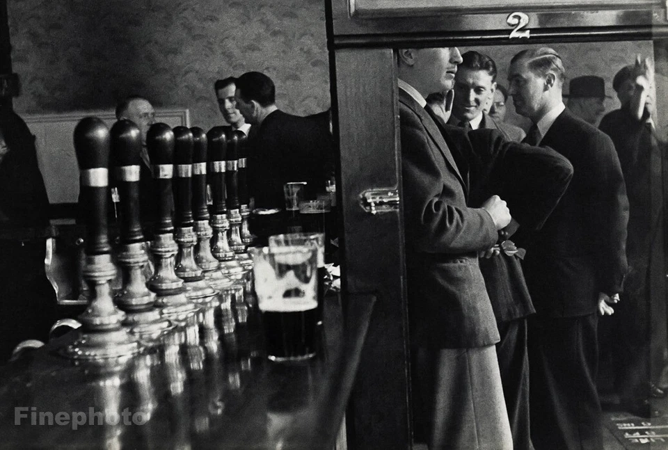 Grifos de cerveza vintage de la década de 1950 HENRI CARTIER-BRESSON pub inglés hombres bar foto grabado Foto 1 de 1