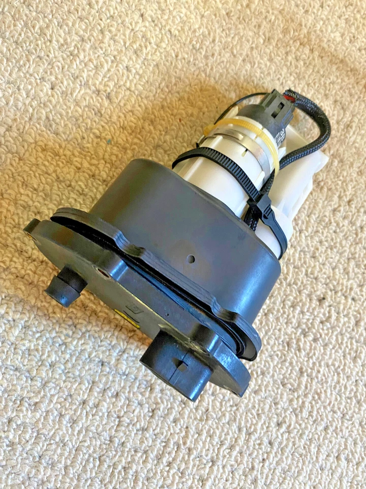 Ducati Multistrada 1200 1200S fuel petrol gas pump assembly — 第 1/3 张图片