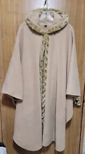 Eleganter hellbrauner Poncho mit Kapuze East 5th mit Fellbesatz, Einheitsgröße - Bild 1 von 5