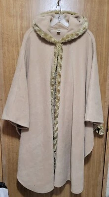 Elegante poncho con capucha East 5th de piel color tostado, talla única  Foto 1 de 4