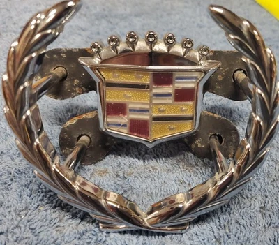 Cadillac Deville Concuours 1994-1996 emblema parrilla delantera OEM Foto 1 de 4