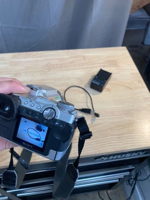 Sony DSC-F717 CyberShot Digital Camera 5MP 10x Zoom With Charger & Battery - Image 1 of 4