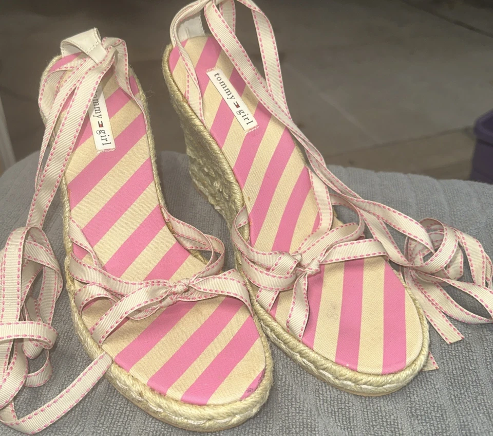 Sandalia gladiador Tommy Girl. Tacón de cuña 4,5 pulgadas  Foto 1 de 4