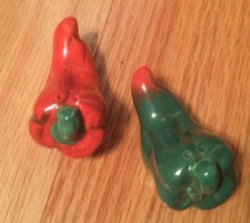  Salt and pepper in the shape of green and red pepper, mini 2 x 1 inch, new