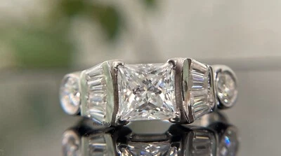 Anillo Moissanita Corte Princesa con Piedras Laterales Baguette - Compromiso Foto 1 de 4