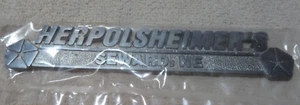 Emblema/insignia vintage de metal de concesionario CHRYSLER HERPOLSHEIMER'S Seward Neb. - Imagen 1 de 2