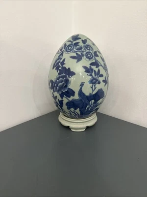 "Huevo floral grande blanco de cerámica de 9"" con soporte" Foto 1 de 3