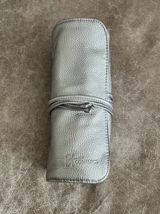 Bolsa de viaje de almacenamiento de brochas de maquillaje enrollables It Cosmetics con bolsa con cremallera plateada metálica - Imagen 1 de 18