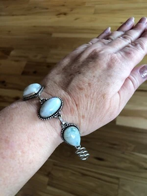 Pulsera Flash Azul Piedra Lunar Blanca Iridiscente (Se Adapta a Muñeca 6-8") Hecha a Mano Foto 1 de 4