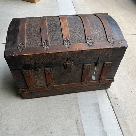 vintage trunks chests Cover