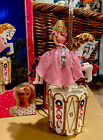 1997 Barbie Carrousel sapin de Noël surmaître ! Boîte originale et fonctionne très bien