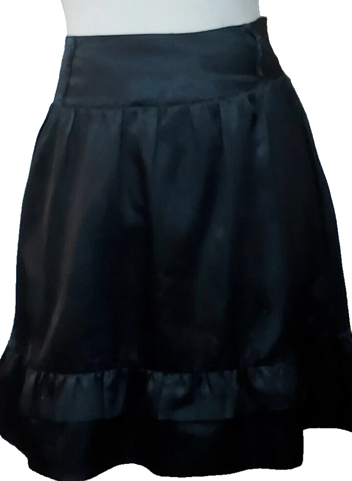 FALDA CORTA DE SATÉN PLISADA DE CINTURA ALTA CHARLOTTE RUSA DOBLADILLO ESCALONADO TALLA S Foto 1 de 4