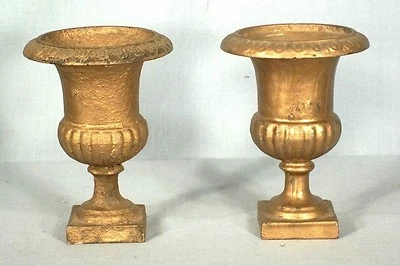 PAR DE URNAS DE HIERRO FUNDIDO EN MINIATURA DEL SIGLO XIX SOBRE UNA BASE DE PLATAFORMA CUADRADA Foto 1 de 4