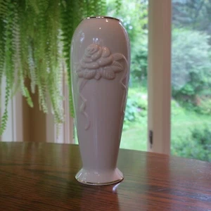 Lenox Vase creme mit Goldrand geprägte Rosen 7" hoch neuwertig - Bild 1 von 10