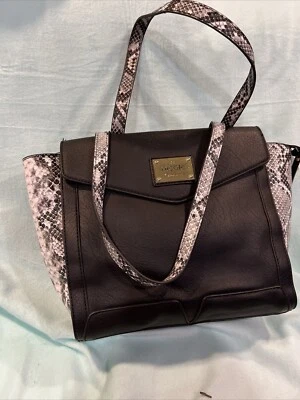 Bolsa de ombro Nicole by Nicole Miller preta com acabamento lateral falso de cobra. - Imagem 1 de 4