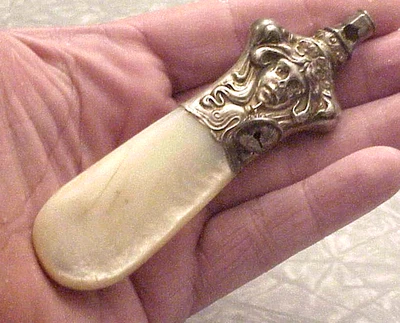 Антикварная детская погремушка в стиле модерн, свисток из чистого серебра, ручка для прорезывания зубов ШВАБРА - Изображение 1 из 4