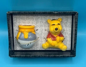 Disney - Winnie the Pooh and Honey Pot - Set shaker sale e pepe in ceramica - Foto 1 di 4