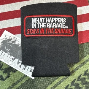 What Happens... Aislador de lata de refresco de cerveza Koozie bordado de 2 caras hecho a pedido - Imagen 1 de 5