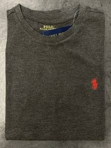 Camiseta Polo Ralph Lauren Personalizada Calce Ajustado Cuello Redondo Gris Oscuro Para Hombre Talla Pequeña - Imagen 1 de 10