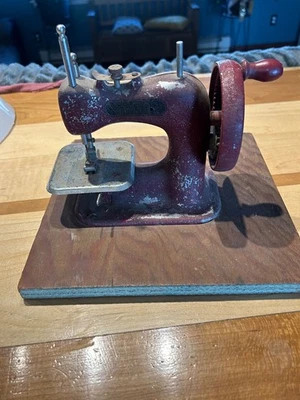 Máquina de coser de juguete vintage Stitch Mistress de 1940 modelo #49 Foto 1 de 4