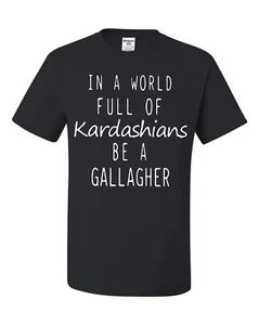 Camiseta In a World Full Of Kardashians Be a Gallagher Unisex Desvergonzada  - Imagen 1 de 2