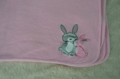 Manta para bebé Just Born Bunny Rabbit térmica tejido gofre rosa gris seguridad Foto 1 de 4
