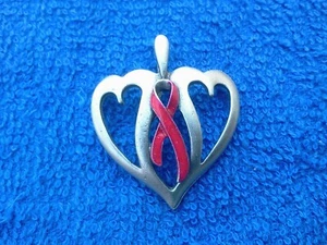 1 COLGANTE DE PELTRE ROJO DE ENFERMEDAD CARDÍACA o SIDA CONCIENCIA CARDÍACA TODO NUEVO. - Imagen 1 de 1