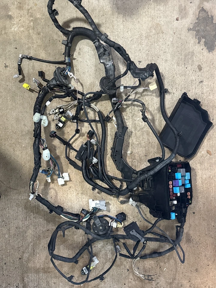Arnés de cableado para sala de motores Toyota Corolla 2014-2016 82115-0ZB50 OEM Foto 1 de 4