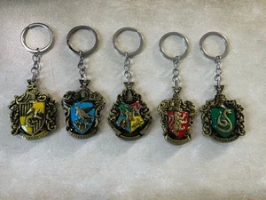 Juego de 5 llaveros de metal con escudo de Hogwarts del mundo mágico de Harry Potter - Imagen 1 de 1