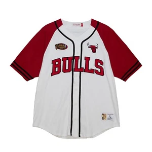 Camiseta deportiva abotonada de los Chicago Bulls Mitchell & Ness para el día de práctica - blanca - Imagen 1 de 4