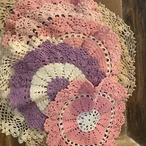 Lot 10 Assorted Color and Sizes Vintage Crocheted Lace Table Doilies Vtg - Picture 1 of 5